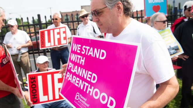 임신 8주 이후 사실상 모든 낙태를 금지한 미국 미주리주 법의 시행을 막는 데 앞장서 온 ‘계획된 부모 되기’ 회원들이 피켓 등을 들고 시위를 벌이고 있다. AFP 자료사진
