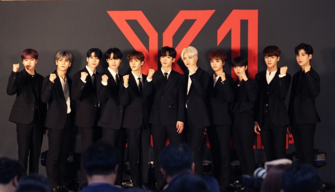 27일 서울 고척스카이돔에서 열린 엑스원 데뷔 기자간담회에서 멤버들이 화이팅 포즈를 하고 있다. 스윙엔터테인먼트 제공