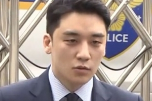 “심려 끼쳐 죄송” 승리 경찰 출석, 깔끔한 수트+당당 발걸음