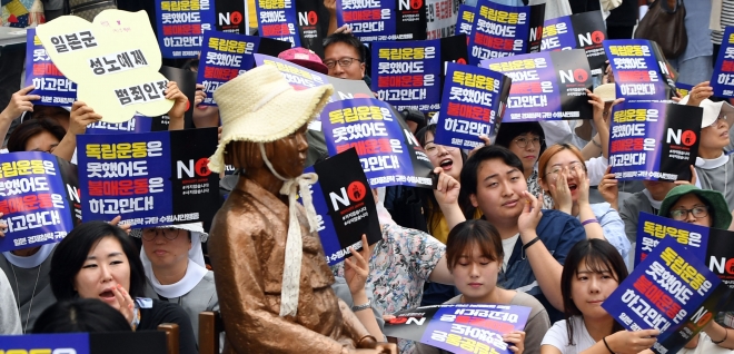 28일 서울 일본대사관 앞에서 열린 수요집회에 참석한 시민들이 피켓을 들고 구호를 외치고 있다. 2019.8.28 박지환기자 popocar@seoul.co.kr