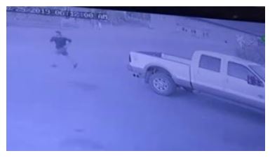 가게를 털던 때 자신의 픽업트럭을 도둑 맞은 윌리엄 켈레이가 자신의 차를 훔쳐 달아나는 도둑을 쫓아 달리고 있다. 동영상 캡처
