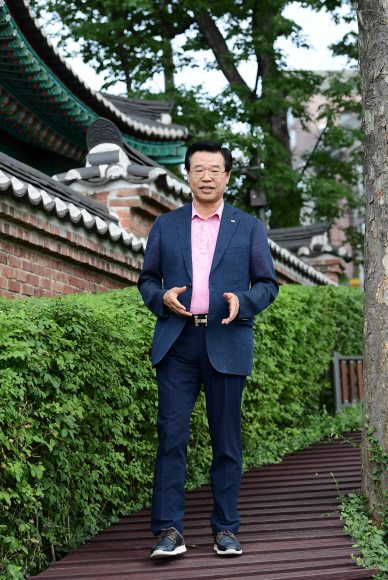 성장현 서울 용산구청장이 28일 용산을 한눈에 조망할 수 있는 이태원부군당역사공원에 유관순 열사 추모비를 세우게 된 이유를 설명하고 있다. 그는 한 걸음만 걸어가면 역사현장이고 문화유적인 용산의 역사를 제대로 보존해 역사가 흐르는 미래 도시로 힘차게 뻗어나가도록 하겠다고 말했다. 이종원 선임기자 jongwon@seoul.co.kr