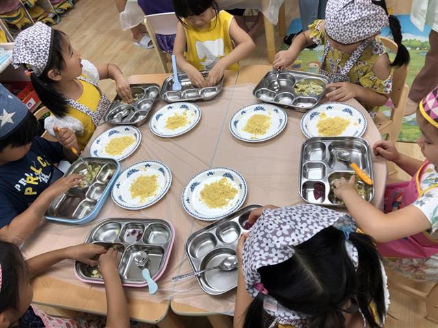 성북구의 한 어린이집 아이들이 ‘영양놀이’ 프로그램 중 식품첨가물 실습을 하고 있다. 성북구 제공