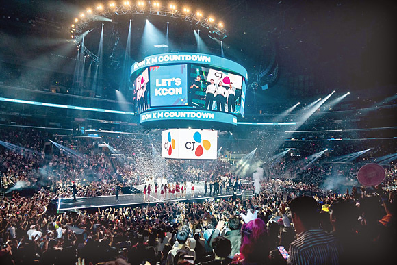 지난 15일 미국 LA 스테이플스센터에서 열린 ‘KCON 2019 LA´ 콘서트. CJ ENM 제공