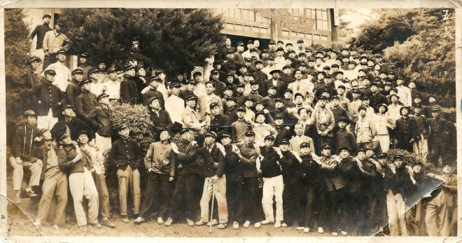 1950년 5월 12일 촬영한 6년제 공립 인천공업중학교 5학년 강화 전등사 수학여행 기념사진.