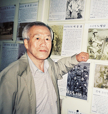 1998년 2월 16일 인천학생 6·25 참전관에서 자신의 사진을 가리키는 6·25 참전 학생 노영남.