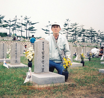 1988년 6월 6일 동작동 국립묘지에서 임경선의 묘를 참배하는 이경종(큰아들 이규원 촬영).