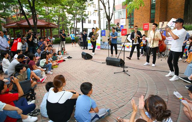 2017년 9월 서울 서초구 서리풀페스티벌 기간 중 서래마을에서 열린 버스킹을 찾은 시민들이 청년 예술인들의 공연을 흥미롭게 감상하고 있다. 서초구 제공