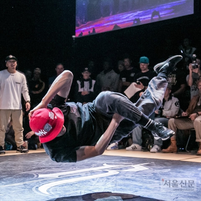 세계최고의 비보이 ‘윙’ 선수가 영국 ‘UK BBOY 챔피언십대회’에서 다이내믹한 동작을 선보이고 있다. 윙은 세계 5대 메이저대회를 석권하며 그랜드슬램을 달성한 비보이팀 진조크루의 안무감독이자 메이저대회 심사위원으로 활동 중이다. 대한브레이킹연맹 제공