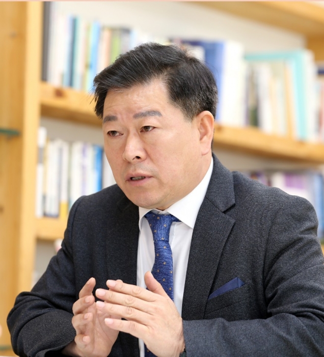 박승원 광명시장이 서울신문과 인터뷰에서 광명동굴주변 17만평 개발사업에 대해 설명하고 있다. 광명시 제공