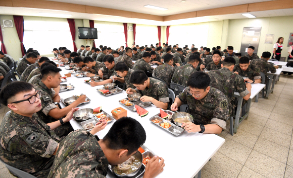 16일 경기도 연천군 육군 25사단 수색대대에서 장병들이 점심으로 삼계탕을 먹고 있다. 사진공동취재단