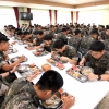 내년 병장봉급 54만원으로...월 1회 ‘삼겹살데이’