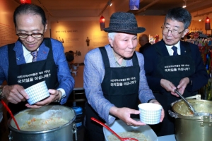 ‘찬 음식’ 나누는 독립운동가 후손들