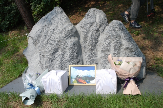 직지원정대 박종성, 민준영대원 추모비 앞에 놓여진 두 대원의 유골..