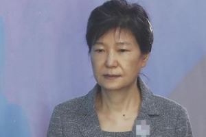 ‘국정농단으로 정신적 피해’…박근혜 고소한 300여명 패소