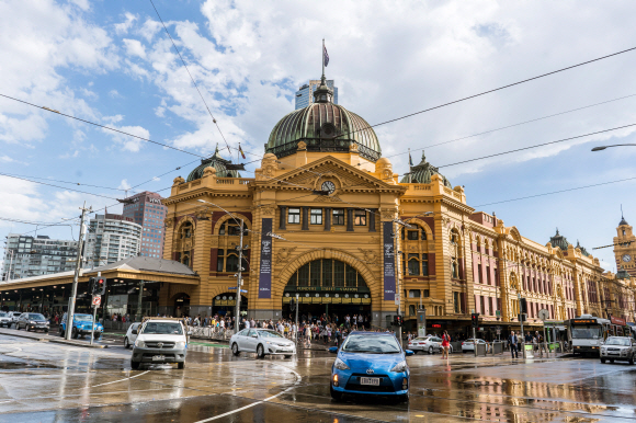 황금빛으로 빛나는 플린더스 스트리트 역. 골드 러시로 시작된 멜버른의 역사가 고스란히 담긴 건물이다. 빅토리아 시대 건축물로 가치를 인정받아 1982년에 호주 빅토리아주 문화유산으로 등록됐다. 최갑수 제공