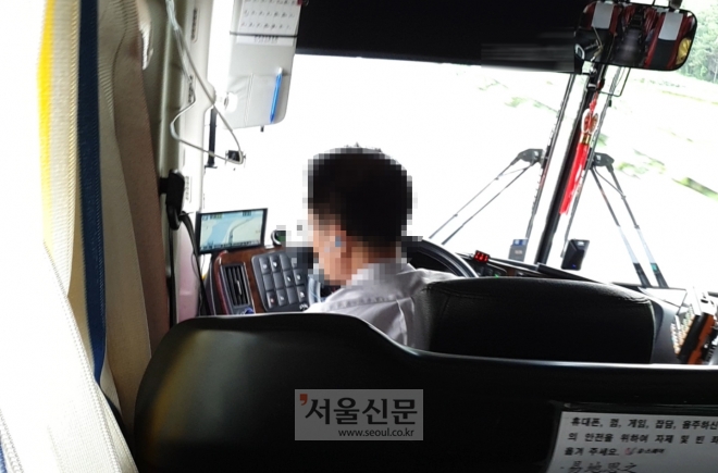 지난 28일 오후 광주종합터미널을 출발해 순천으로 향하던 시외버스 운전기사가 운전석 한쪽에 놓여 있는 휴대전화로 유튜브를 시청하며 운전하고 있다. [사진=시민제보]