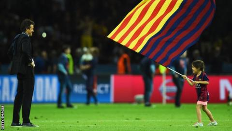 루이스 엔리케가 지난 3월 마지막으로 스페인 국가대표팀을 이끌어 치른 경기 도중 이번에 세상을 떠난 딸 사나가 스페인 국기를 휘젖는 것을 흐뭇하게 바라보고 있다. AFP 자료사진 