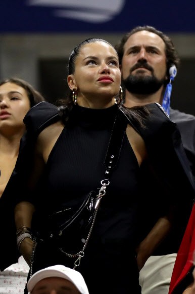 브라질출신 슈퍼모델 아드리아나 리마가 30일(현지시간) 미국 뉴욕의 빌리진 킹 내셔널 테니스 센터에서 열린 ‘US오픈 테니스대회’ 남자 단식 노박 조코비치와 데니스 쿠드라의 경기를 관전하고 있다.<br>게티/AFP 연합뉴스