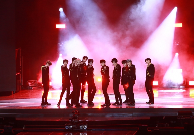 데뷔 쇼콘 무대에 선 엑스원. 스윙엔터테인먼트 제공