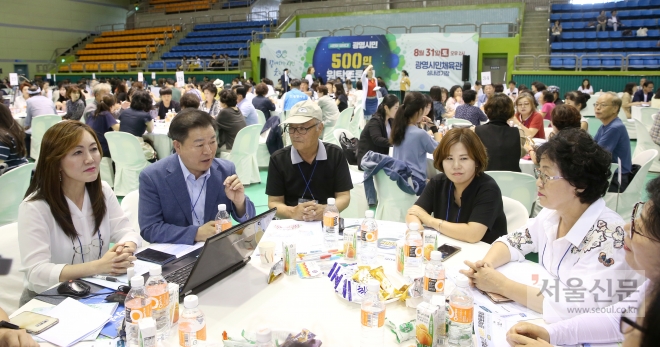 박승원(왼쪽 두 번째) 광명시장이 원탁마다 찾아다니며 시민들과 토론을 하고 있다. 광명시 제공