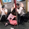 홍콩 시위대, 휴일 공항 포위… 경찰특공대, 전동차 안 무차별 진압