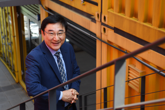 이동진 서울 도봉구청장이 지난달 30일 서울 도봉구를 대한민국을 대표하는 음악도시로 만들기 위한 전문 공연장 서울아레나의 마중물 역할을 하는 ‘플랫폼창동61’에서 인터뷰를 하기에 앞서 웃고 있다. 창동 신경제중심지 조성사업의 핵심인 2만석 규모의 서울아레나는 2023년 말 준공을 목표로 한다. 오장환 기자 5zzang@seoul.co.kr