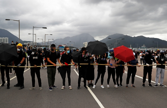 공항을 마비시키겠다고 예고한 홍콩 민주화 시위대가 1일 국제공항으로 가는 도로를 점거하고 있다. 2019.09.01 연합뉴스