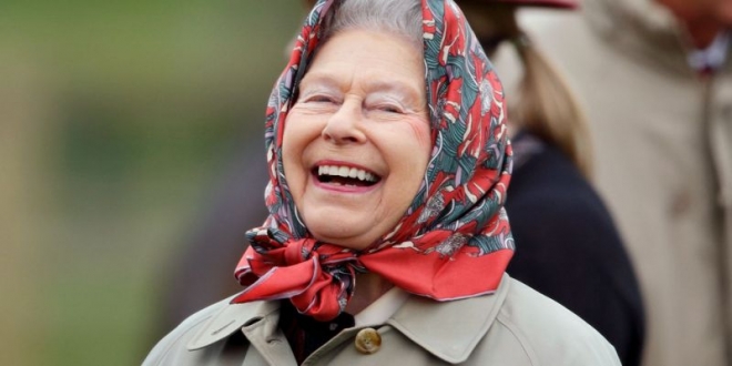 엘리자베스 2세 영국 여왕이 스카프를 두른 채 파안대소하고 있다. 기사에 등장하는 미국인 관광객들이 깜박 속은 여인네 차림이라면 바로 이러했을 것이다. AFP 자료사진