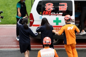 [포토] ‘병원으로 이송되는 학생들’…경상여고 가스 누출 사고