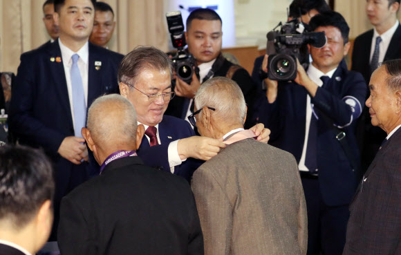 문 대통령, ‘평화의 사도 메달’ 전달