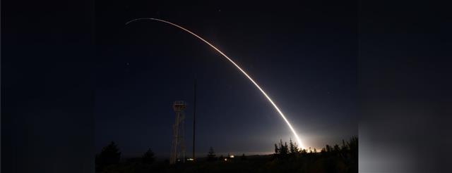 탄두를 탑재하지 않은 대륙간탄도미사일 미니트맨이 2016년 2월 25일 미국 반덴버그 공군기지에서 시험발사된 모습. 미 공군 제공·로이터