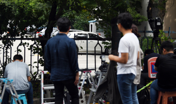 3일 서울 서초구 방배동 조국 법무부장관 후보자의 집 앞에 취재진들이 대기하고 있다. 2019. 9. 3.  박윤슬 기자 seul@seoul.co.kr