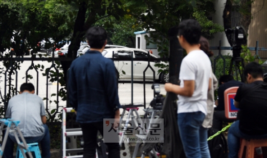[서울포토] 조국 후보자 집 앞 취재진들