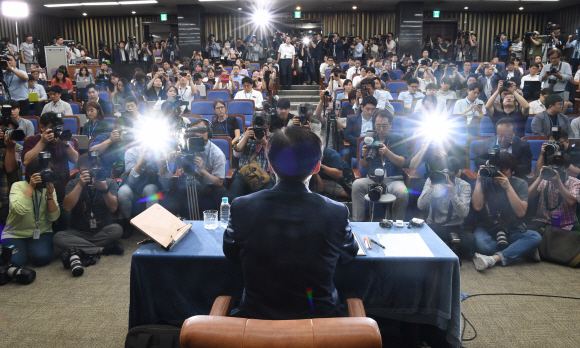 2일 국회 인사청문회의 법적 시한 내 개최가 사실상 불발되자 조국 법무부장관 후보자가 국민의 판단을 받겠다며 서울 여의도 국회에서 기자간담회를 열고 그간 제기됐던 의혹에 대해 해명하고 있다. 이날 오후 3시 30분 시작된 간담회는 3일 오전 2시 20분까지 휴식 시간을 포함해 11시간가량 진행됐다. 김명국 선임기자 daunso@seoul.co.kr