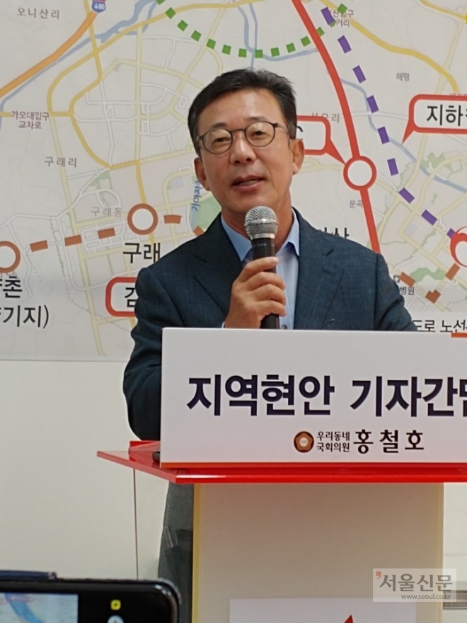 홍철호 의원이 김포시 구래동 지역사무소에서 열린 기자간담회에서 5호선 김포연장과 관련해 건폐장 이전 공론화에 대해 설명하고 있다.