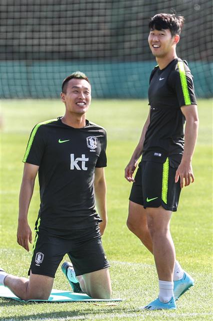 축구대표팀의 공격수 손흥민(오른쪽)과 김신욱(왼쪽)이 지난 3일(한국시간) 터키 이스탄불의 파티흐 테림 스타디움에서 훈련 도중 밝은 얼굴로 이야기를 나누고 있다. 이스탄불 뉴스1