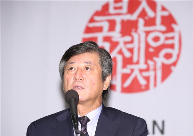 이용관 부산국제영화제 이사장이 4일 서울 중구 한국프레스센터에서 열린 제24회 부산국제영화제 기자회견에서 인사말을 하고 있다. 뉴스1