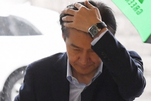 총장도 몰랐던 총장상… 조국 딸, 엄마 보조로 국비 160만원 탔다