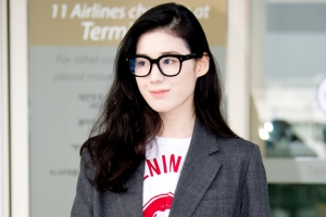 “눈부신 출국길” 정은채, 시선 사로잡은 공항패션 ‘청순X시크’