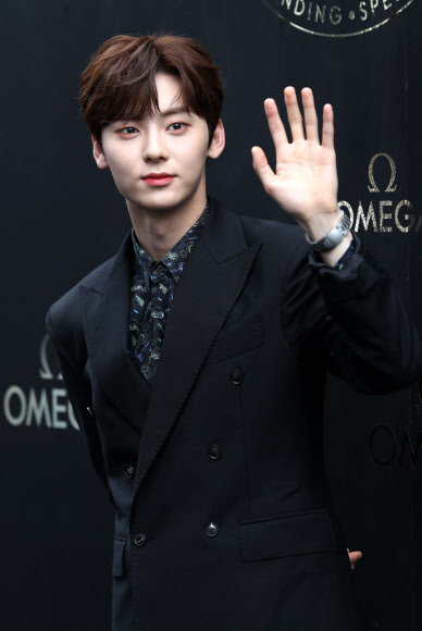 황민현, 심쿵 인사  그룹 뉴이스트 황민현이 5일 서울 강남구 삼성동 코엑스 아티움 광장에서 열린 오메가, 스피드마스터 아폴로 11 달착륙 50주년 기념 포토콜 행사에서 포즈를 취하고 있다. 2019.9.5 연합뉴스