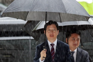 [포토] 김경수, 폭우 뚫고 법정으로