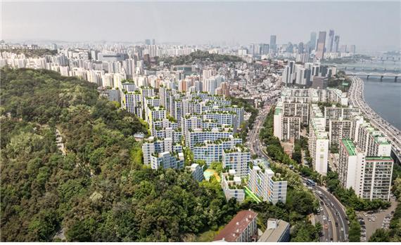 서울시가 5일 밝힌 ‘도시·건축 혁신안’ 시범지 기본 구상에 따르면 흑석11구역은 경사가 심한 구릉지인 기존 지형을 고려해 길과 마당을 품은 블록형 마을이자 도시와 자연이 어울리는 아파트 단지로 재개발이 이뤄진다.  서울시 제공