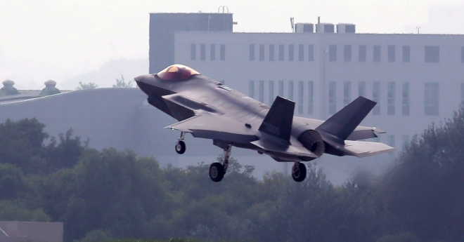 사진은 지난달 22일 오후 청주 공군기지에서 스텔스 전투기 F-35A가 비행을 마친 뒤 착륙하고 있는 모습. 2019.8.22 연합뉴스