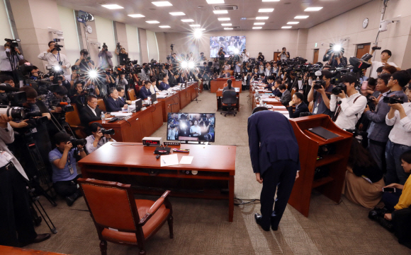 조국 법무부 장관 후보자가 6일 오전 국회 법제사법위원회에서 열린 인사청문회에서 모두발언을 마친 뒤 인사하고 있다. 2019.9.6 김명국선임기자 daunso@seoul.co.kr