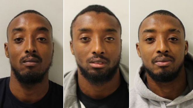 일란성 세쌍둥이 레이스(왼쪽부터), 랄스턴, 리키 개브리얼 형제가 범행에 사용될 수 있도록 장전된 피스톨 권총 등을 소지한 혐의로 나란히 교도소에 수감됐다. 런던경시청 제공  BBC 홈페이지 캡처