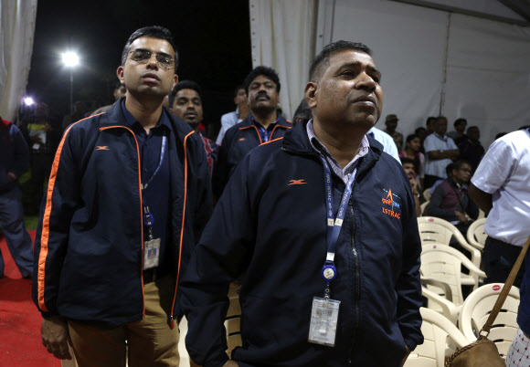 인도우주연구기구(ISRO) 직원들이 7일 새벽 남부 방갈로르의 통제센터에서 K 시반 소장의 발언을 들으며 착잡한 표정을 짓고 있다. 방갈로르 AP 연합뉴스 