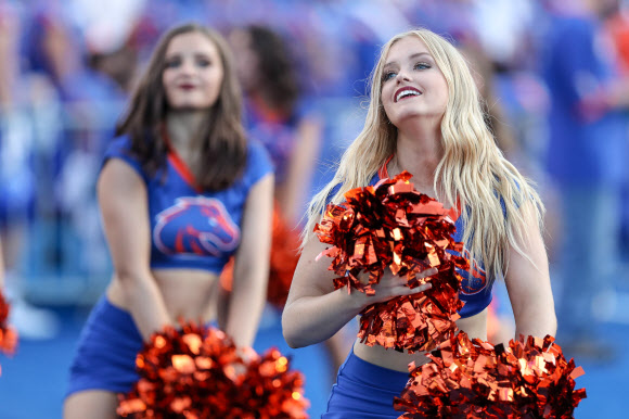 보이즈 스테이트 브론코스 치어리더들이 6일(현지시간) 아이다호 보이즈의 알버트슨 스타디움에서 마샬 썬더링 허드와 보이즈 스테이트 브론코스의 경기 중 멋진 치어리딩을 선보이고 있다. 보이즈 스테이트가 14-7로 이겼다. 게티/AFP 연합뉴스