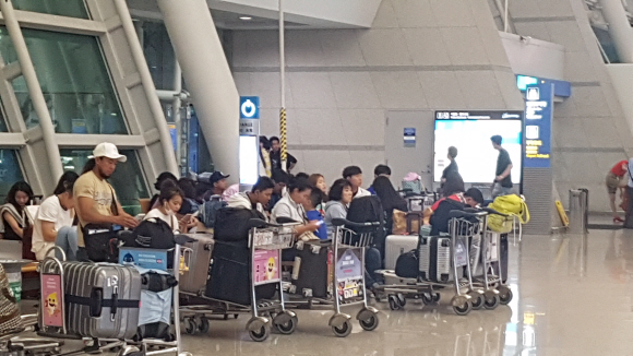 태풍 링링의 영향으로 항공기의 출발이 지연된 가운데 7일 인천국제공항 터미널에서 기다림에 지친시민들이 항공기 출발을 기다리고 있다.2019.9.8 박지환기자 popocar@seoul.co.kr