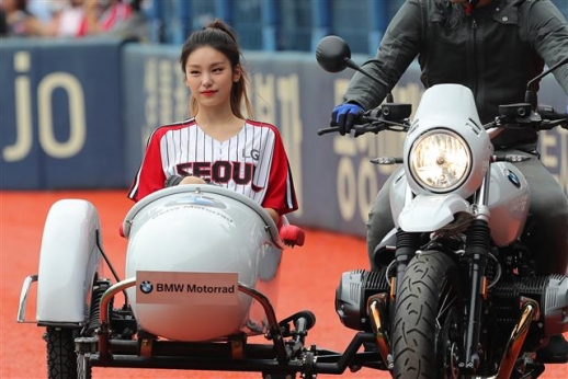 8일 오후 서울 송파구 잠실야구장에서 열린 프로야구 2019 신한은행 마이카(MY CAR) KBO 리그 두산 베어스와 LG트윈스의 경기에 앞서 가수 있지(ITZY)의 예지가 시구를 위해 그라운드에 들어서고 있다. 2019.9.8<br>뉴스1